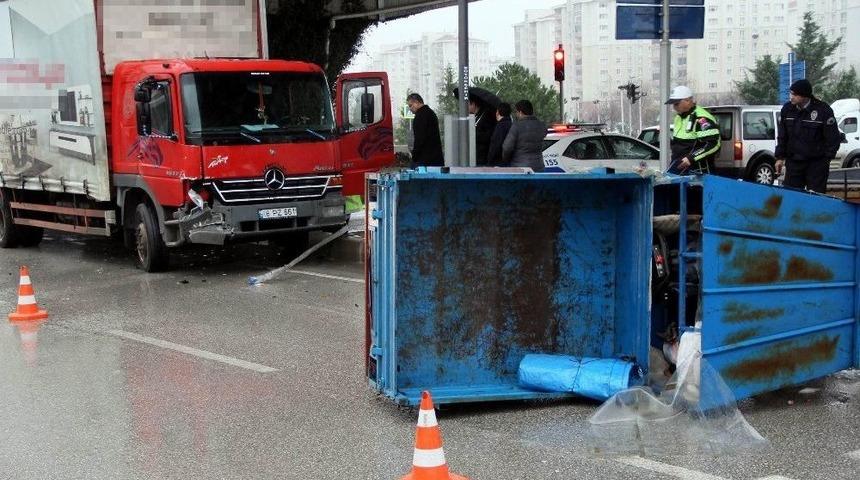 Nakliyat Kamyonu Patpata &Ccedil;arptı: 2 Yaralı