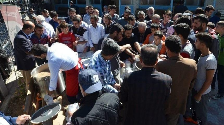 Yeşilyurt Belediyesi&rsquo;nden 15 Bin Vatandaşa Aşure İkramı