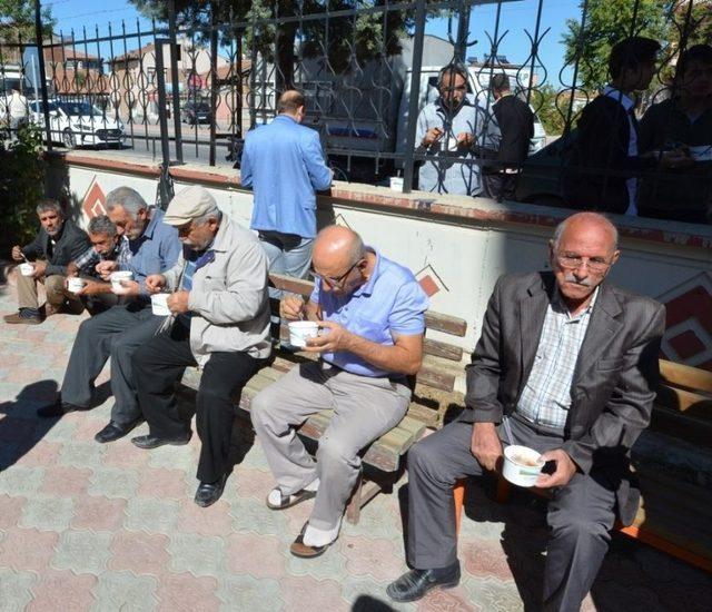 Yeşilyurt Belediyesi’nden 15 Bin Vatandaşa Aşure İkramı