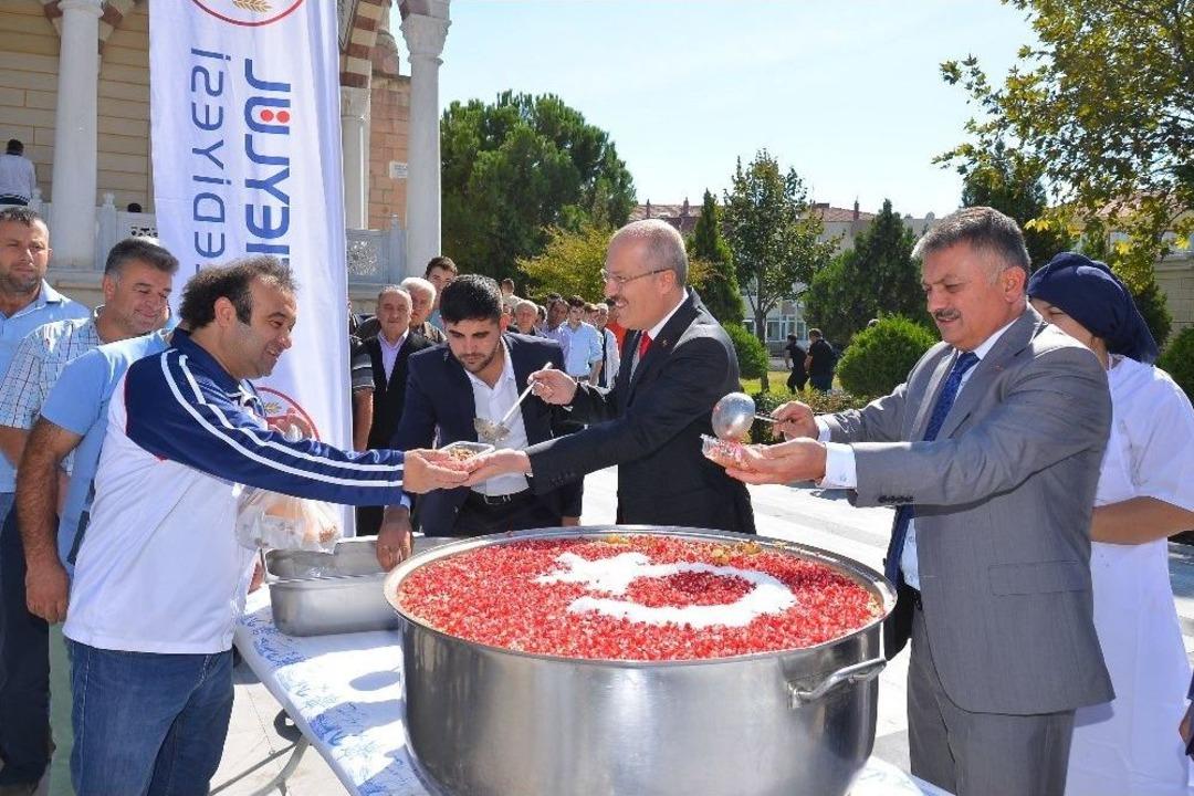 Altıeyl&uuml;l Belediyesi&rsquo;nden 5 Bin Kişiye Aşure