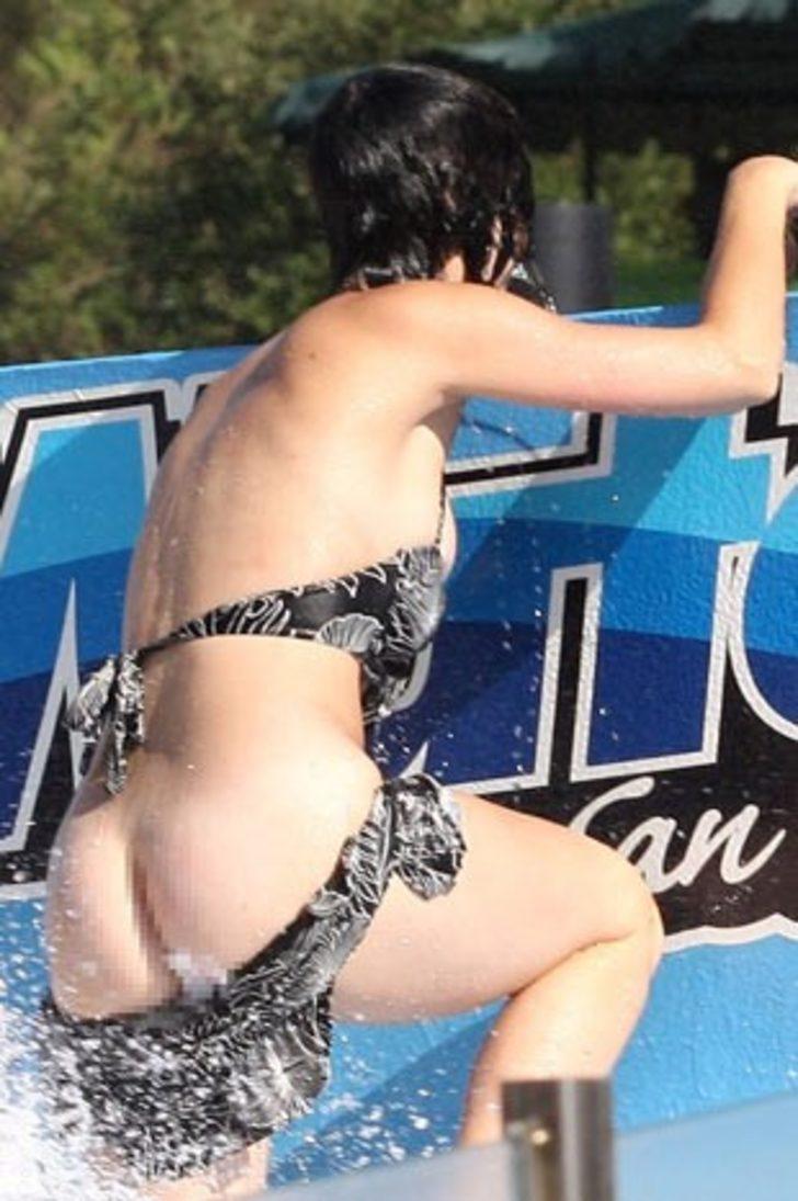 Bikinisinin altı düşen Perry... 
