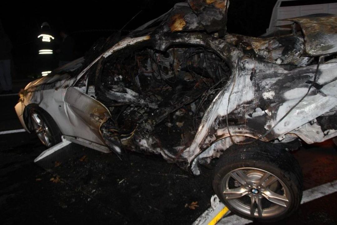 Direğe &Ccedil;arpan Aracın İ&ccedil;erisindeki 5 Kişiden 3&rsquo;&uuml; Yanarak Can Verdi