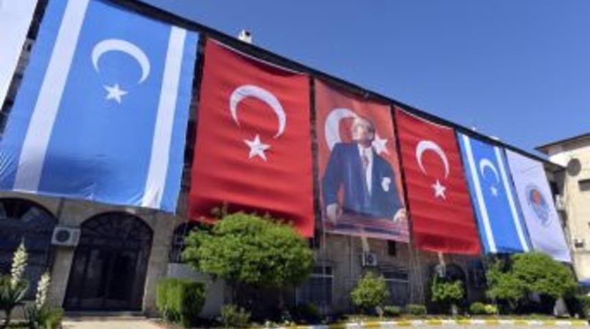 Mersin B&uuml;y&uuml;kşehir Belediyesi, T&uuml;rkmen Bayrağı Astı