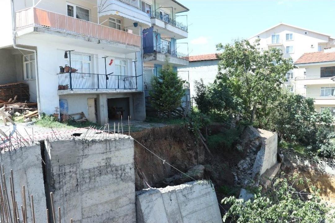 İnşaatın İstinat Duvarı &Ccedil;&ouml;kt&uuml;, 2 Bina Boşaltıldı