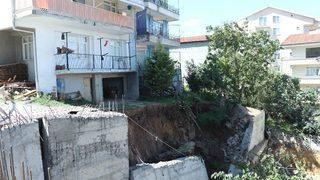 İnşaatın İstinat Duvarı Çöktü, 2 Bina Boşaltıldı