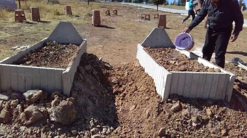 Bir G&uuml;n Arayla Vefat Eden 60 Yıllık Evli &Ccedil;ift, Yan Yana Defnedildi