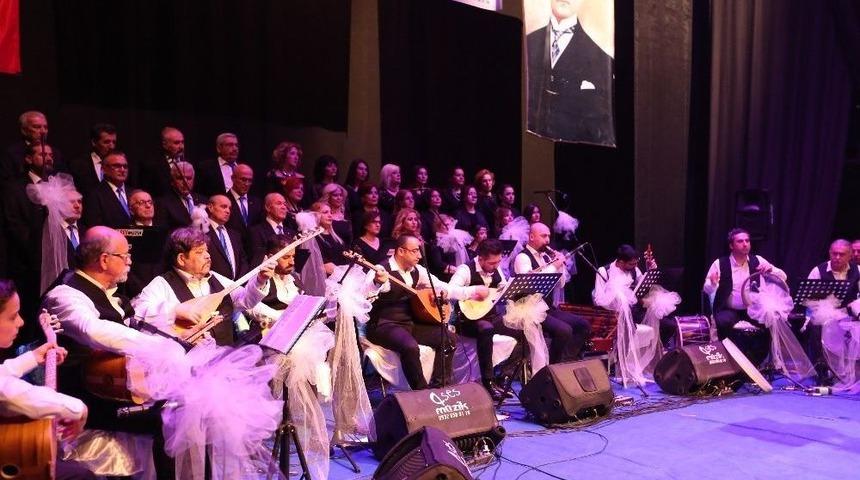 Efeler Belediyesi T&uuml;rk Halk M&uuml;ziği Korosu Dinleyenleri Mest Etti