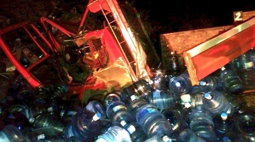 Toprak Yığınına Çarpan Kamyonun Sürücüsü Öldü