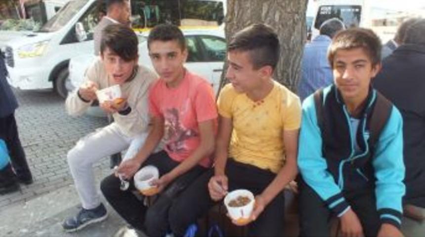 Malazgirt Belediyesi Aşure Dağıttı