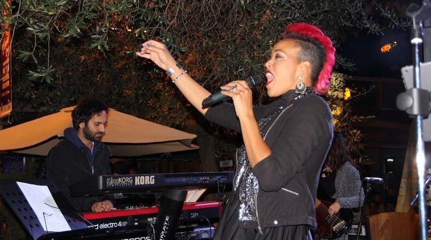 (&ouml;zel Haber) Grammy &Ouml;d&uuml;ll&uuml; Maya Azucena&rsquo;dan "uzun İnce Bir Yoldayım" T&uuml;rk&uuml;s&uuml;