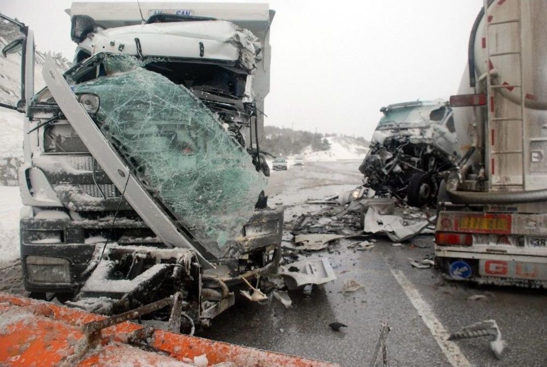 Karayolları Ekibi İle Tır Yoğun Tipi Sonucu &Ccedil;arpıştı: 3 Yaralı