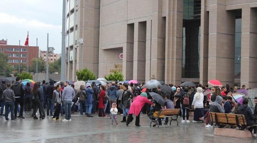 &Ccedil;ağlayan&rsquo;daki İstanbul Adalet Sarayı &Ouml;n&uuml;nde &ldquo;zabıt Katipliği&rdquo; Yoğunluğu