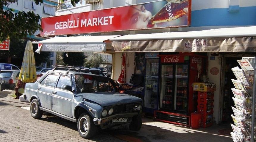 Otomobilin &Ccedil;arptığı Park Halindeki Ara&ccedil; D&uuml;kkana Girdi