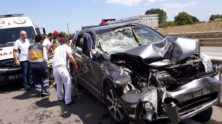 Sakarya&rsquo;da Trafik Kazası: 2&rsquo;si &Ccedil;ocuk 3 Yaralı