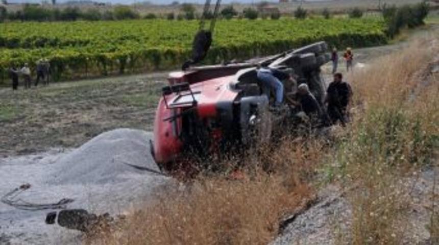 Yol Yapımında &Ccedil;alışan Kamyonlar &Ccedil;arpıştı: 1 Yaralı