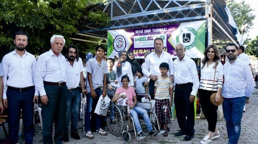 Kahta’da Bayram Öncesi Engellilere Kıyafet Yardımı