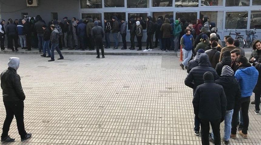 Akhisarlılar Yeni Stat Kombineleri İ&ccedil;in Uzun Kuyruklar Oluşturdu