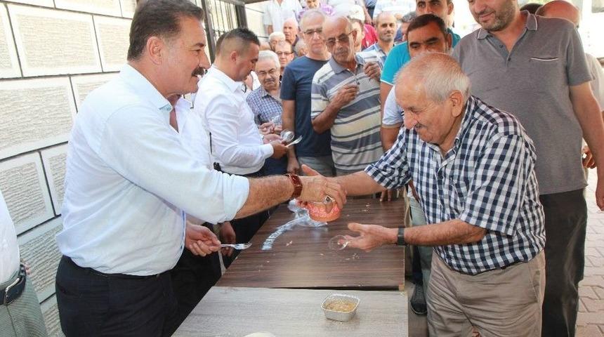 Başkan Tuna, Vatandaşlara Aşure Dağıttı