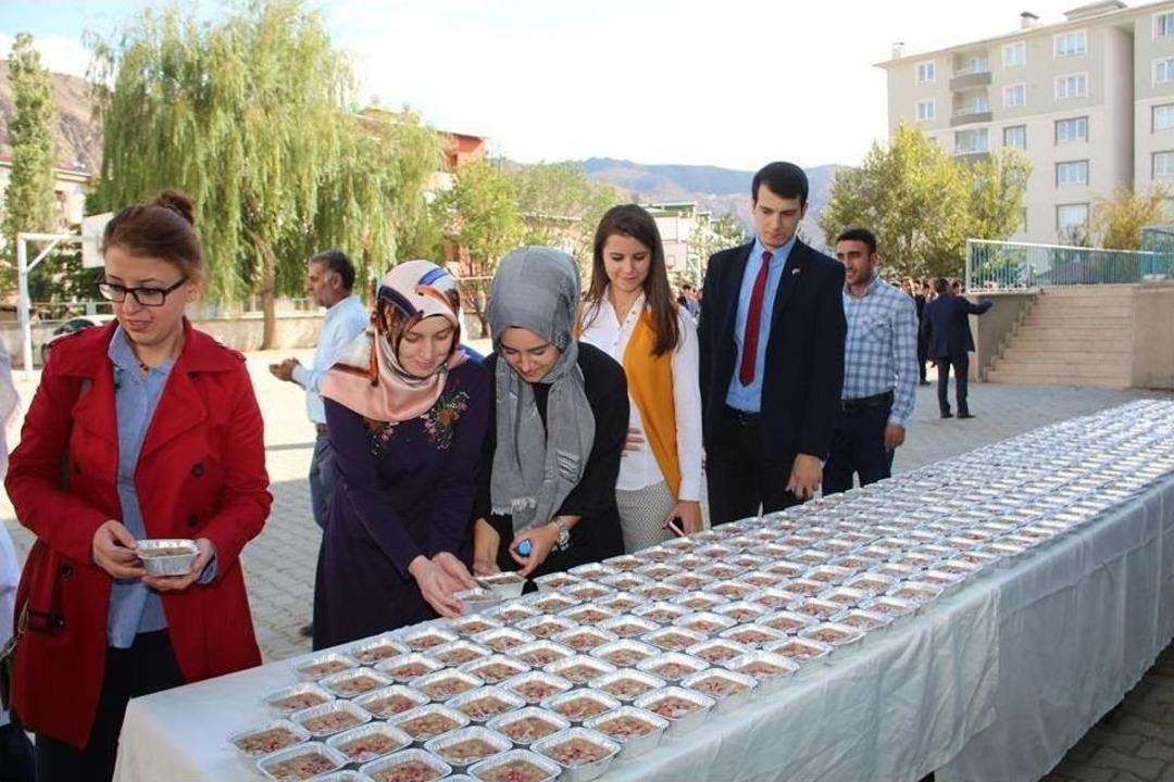 &Ouml;ğrencilere Aşure Dağıttılar