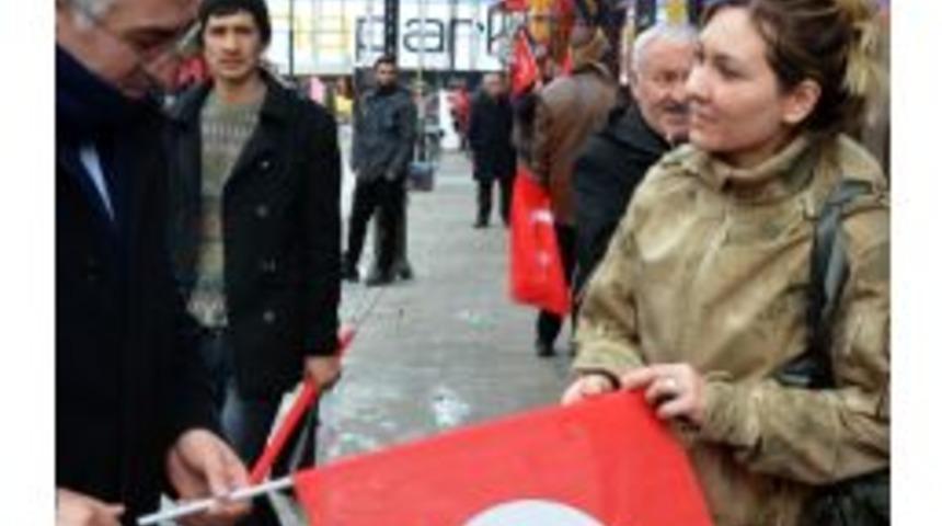 Ak Parti Erzurum İl Başkanlığı&rsquo;ndan Vatandaşa 100 Bin T&uuml;rk Bayrağı