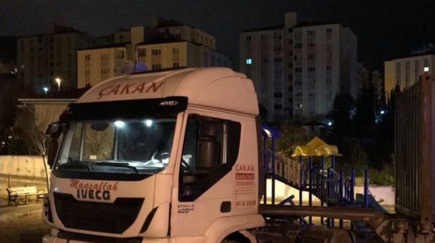 Yolu Şaşıran S&uuml;r&uuml;c&uuml;n&uuml;n Kullandığı Tır Parka Daldı