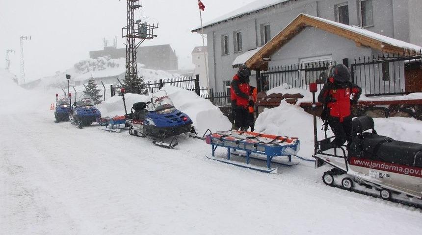 Metrelerce Karda Mahsur Kalanlara Jandarma Yetişiyor