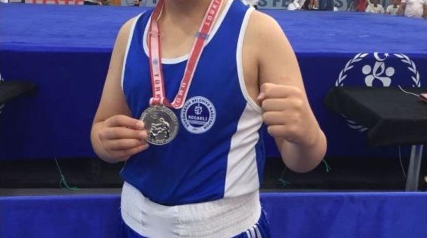 Kocaelili Boksör, Bayburt’tan Gümüş Madalya İle Döndü