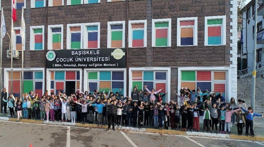 &Ccedil;ocuk &Uuml;niversitesi&rsquo;nin Velileri Memnuniyetlerini Dile Getirdi