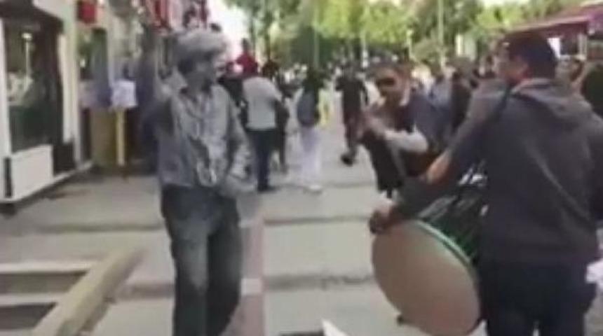 'canlı Heykel', Davul-Zurnayı Duyunca Dayanamayıp Oynadı