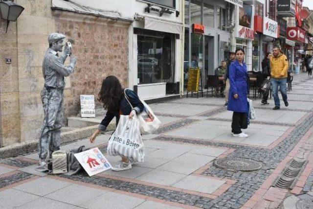 'canlı Heykel', Davul-Zurnayı Duyunca Dayanamayıp Oynadı