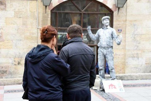 'canlı Heykel', Davul-Zurnayı Duyunca Dayanamayıp Oynadı