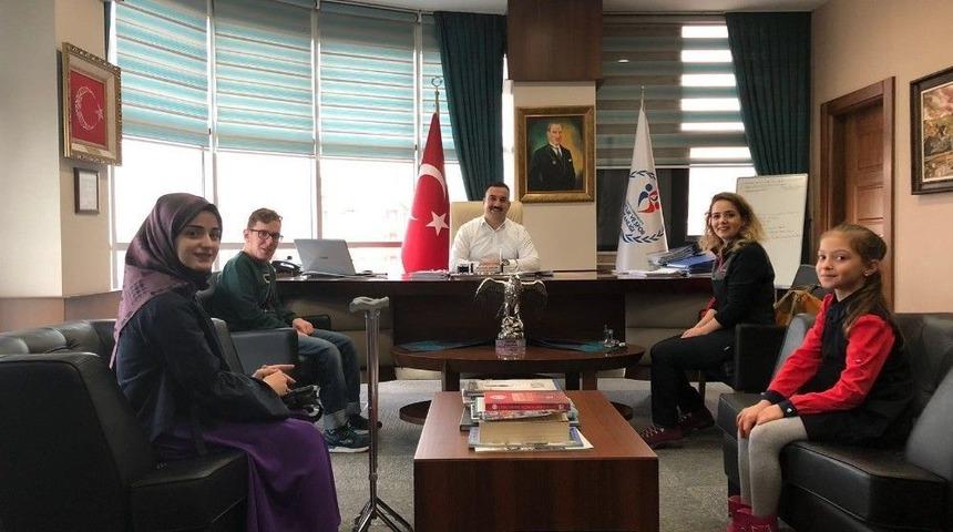 Bedensel Engelli Rizeli Y&uuml;z&uuml;c&uuml;ler İlk Şampiyonalarında Madalya Sevinci Yaşadı