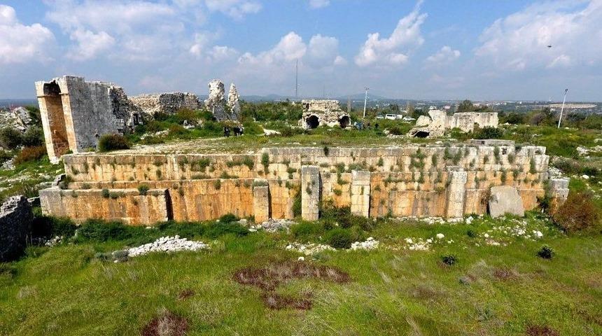 Akkale Ören Yerindeki Kazılarda Mezar Anıtı Açığa Çıkarıldı