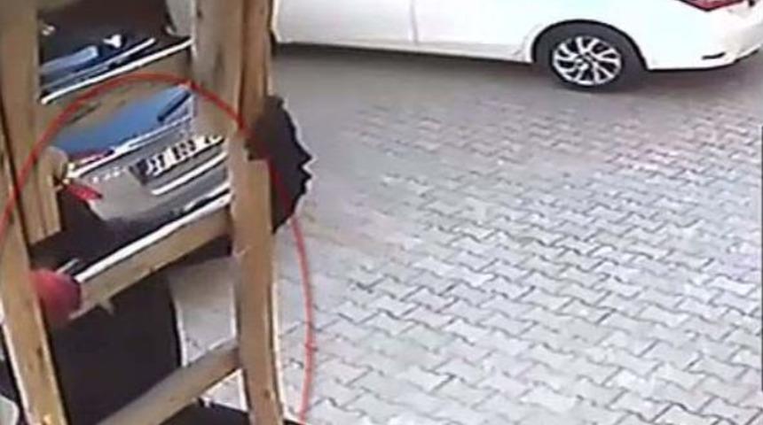 &Ouml;r&uuml;mcek Adam Gibi Hırsız G&uuml;venlik Kameralarına Yakalandı