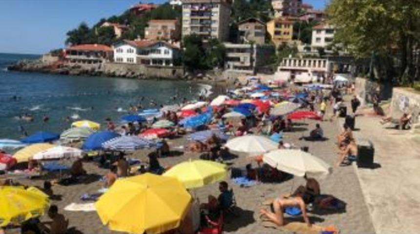 Sıcaktan Bunalan Vatandaşlar Plajlara Akın Etti