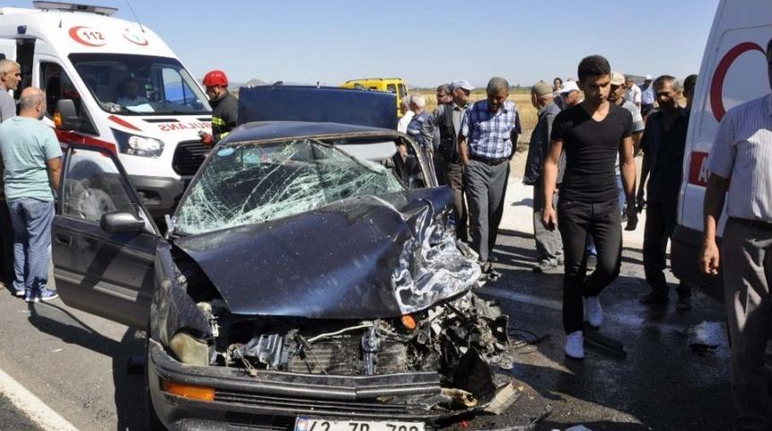 Otomobil İle Hafif Ticari Ara&ccedil; &Ccedil;arpıştı: 3 Yaralı