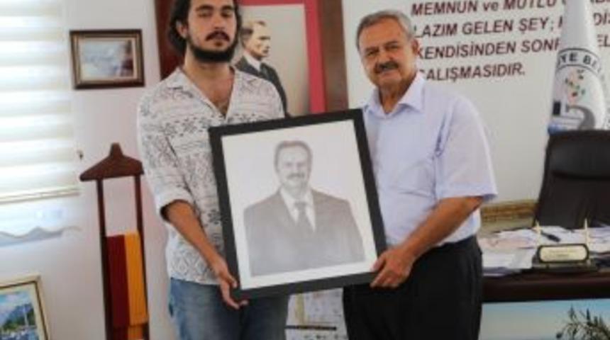 Burhaniyeli Gen&ccedil; Yetenekten Başkan Uysal&rsquo;a Hediye