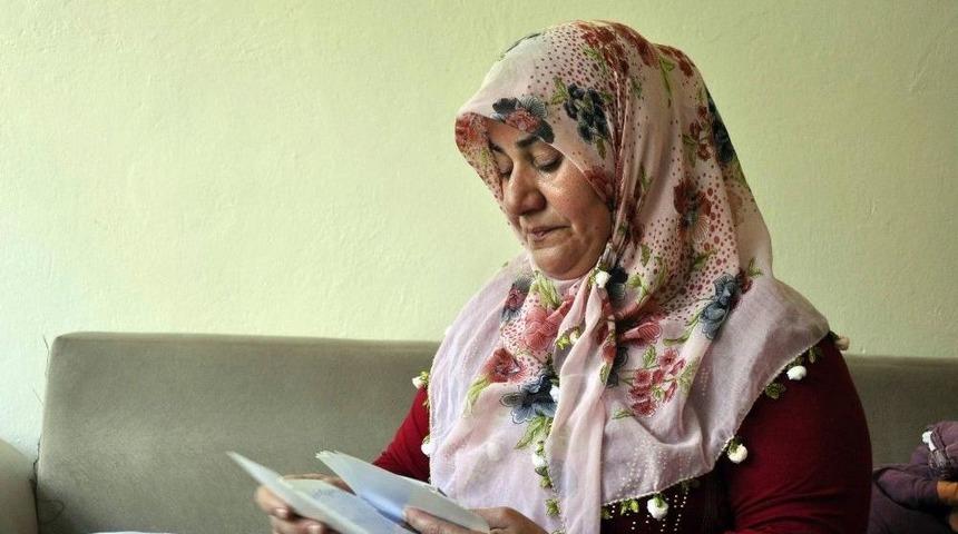 &Ccedil;aresiz Anne &Ccedil;ocuklarının Okuması İ&ccedil;in Yardım Bekliyor