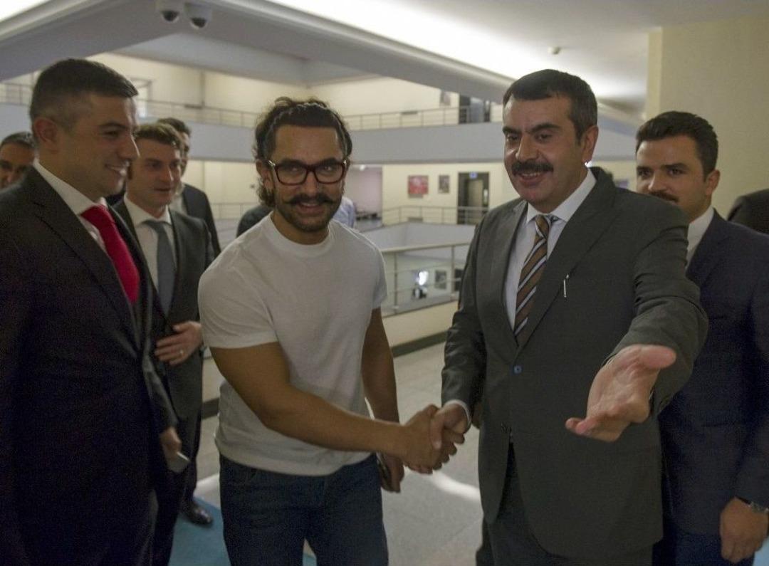 Bollywood Yıldızı Khan, Milli Eğitim Bakanlığı M&uuml;steşarı Tekin&rsquo;i Ziyaret Etti