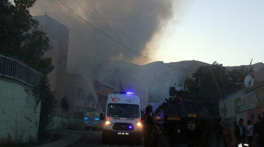 Hakkari&rsquo;de Yurt Binasında Kokutan Yangın