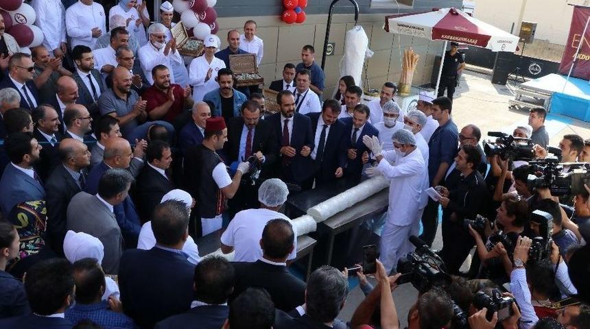 Bakan Fakıbaba A&ccedil;ılışta Motorlu Testereyle Dondurma Kesti