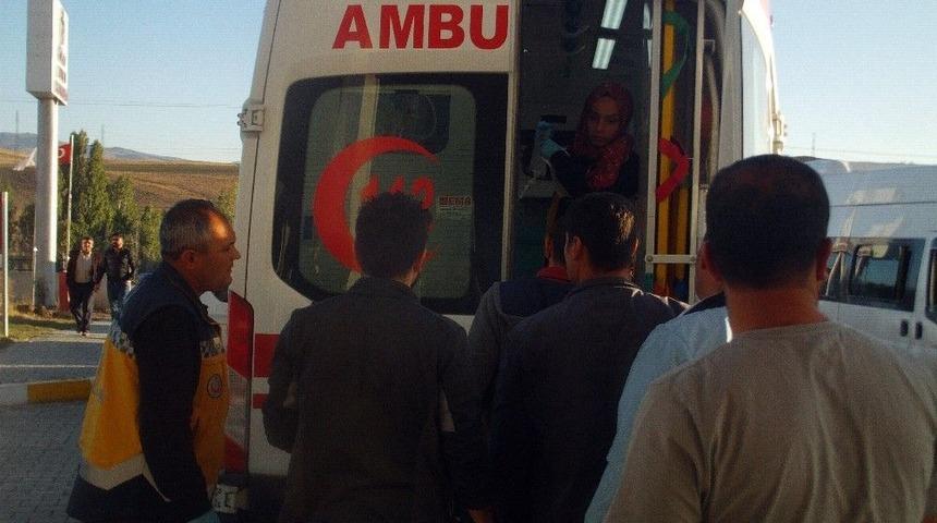 &Ouml;zalp&rsquo;ta Silahlı Sopalı Kavga: 2&rsquo;si Ağır 5 Yaralı