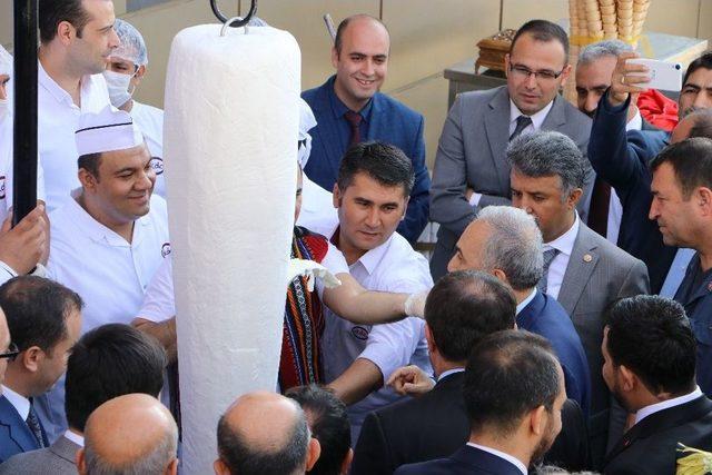 Bakan Fakıbaba Açılışta Motorlu Testereyle Dondurma Kesti