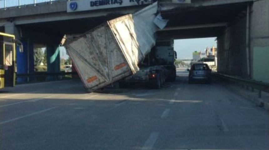 Seyir Halinde Damperi A&ccedil;ılan Kamyon K&ouml;pr&uuml;ye &Ccedil;arptı
