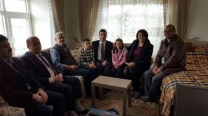 Hikaye Yarışması Birincisi Rumeysa, Kaymakam Girgin&rsquo;i Evinde Ağırladı