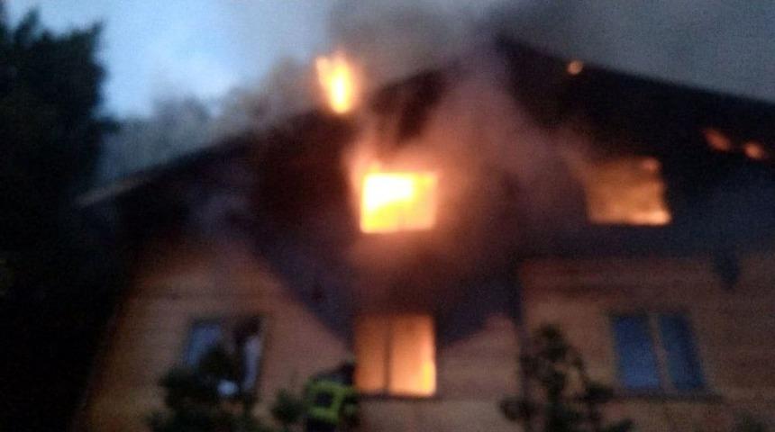 Kocaeli&rsquo;deki Gen&ccedil;lik Kampında Ahşap Ev Alev Alev Yandı