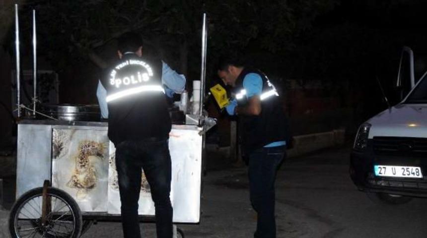 Tartıştığı Seyyar Satıcıyı Tabanca Ve Bı&ccedil;akla &Ouml;ld&uuml;rd&uuml;