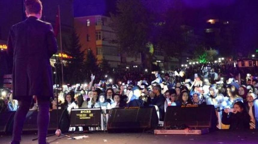 Safranbolu'da Belgesel Film Festivali A&ccedil;ılışında Emre Aydın Konseri