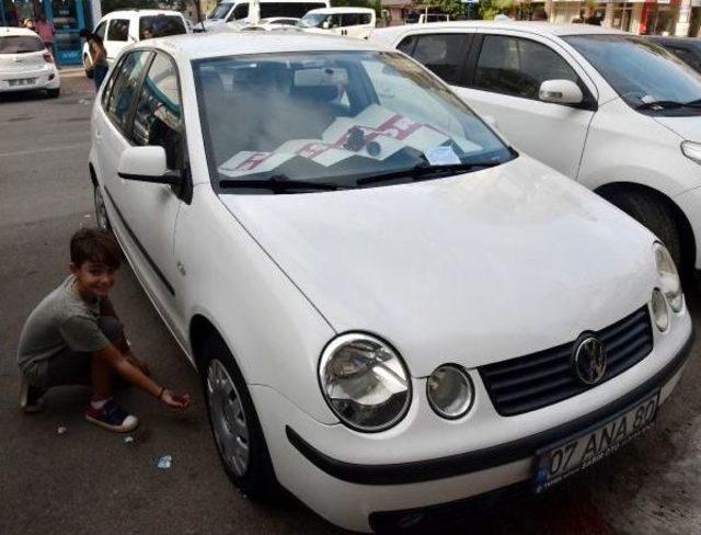 Otomobile Giren Kediyi, Polis Ve Çocuklar Kurtardı