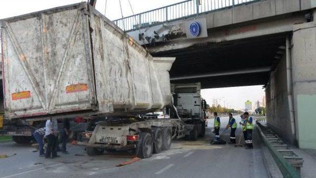 Tır'ın Açılan Dorsesi Köprüye Çarptı